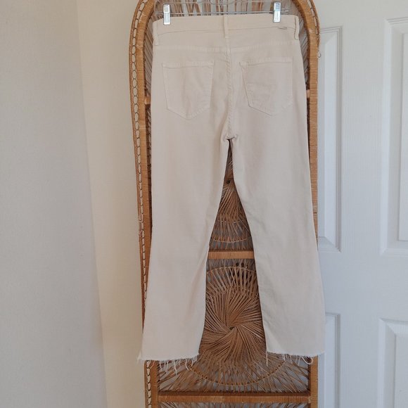 MOTHER Denim The Insider Crop Step Fray in Chalk Ivory - Picture 5 of 12